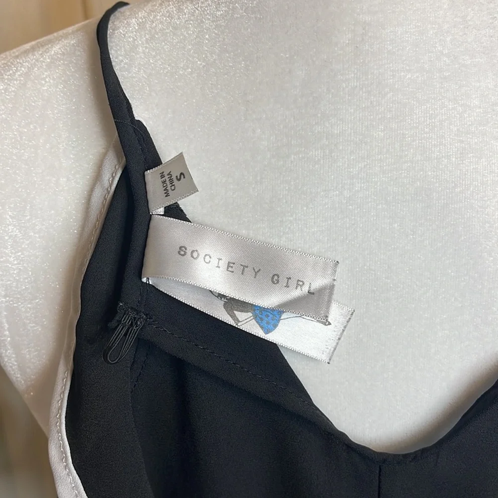 ❗️SOLD❗️EUC- COLD SHOULDER BLACK & WHITE RUFFLE BLOUSE SIZE SMALL - Picture 11 of 11